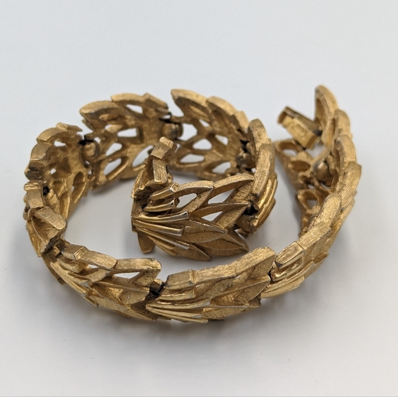Beautiful Vintage Brushed Gold Tone Crown Trifari Leaf motifs 7" long Bracelet - Picture 4 of 9